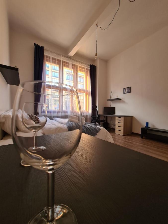 Světlý prostorný byt v Karlíně Praga Exterior foto